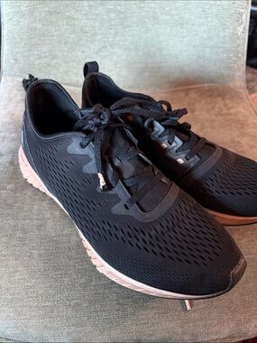 Reebok Women’s Black Trainers with Pink Accent Sole